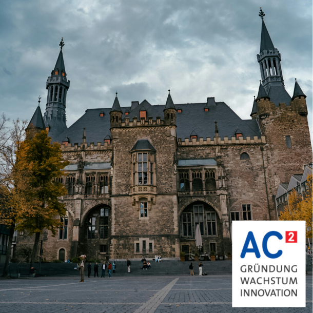Historisches Aachener Rathaus Mit Herbstlaub und Logo AC² Gründung Wachstum Innovation